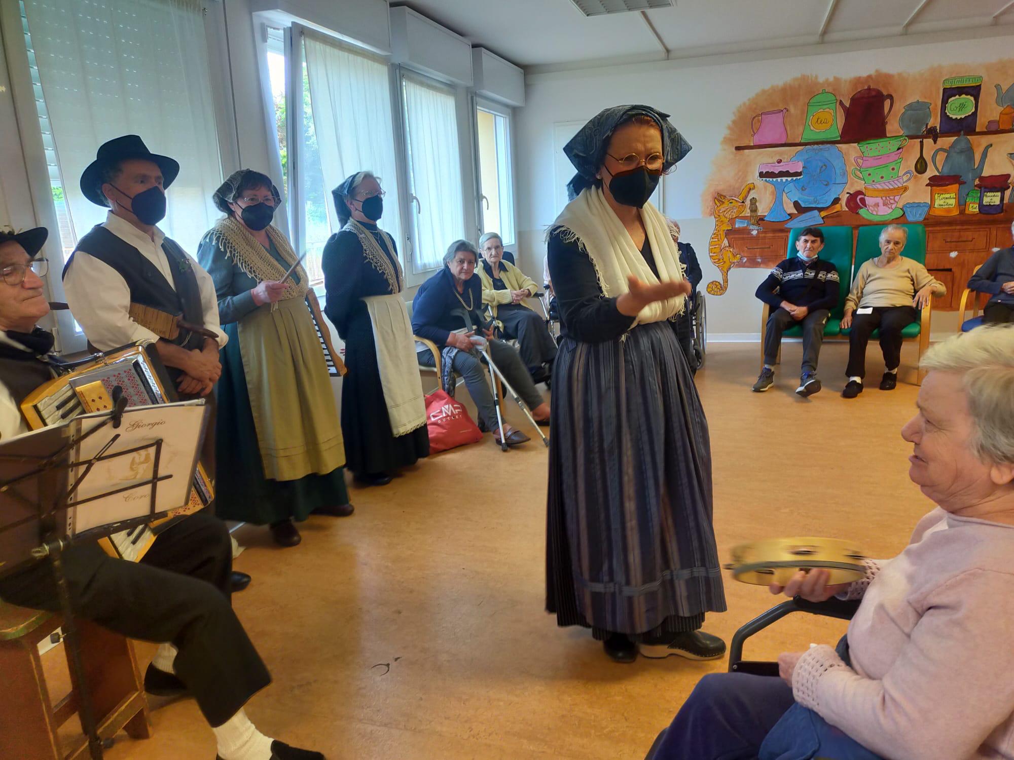 I Costumi bisiachi in casa di riposo, festa e folclore ad Aiello